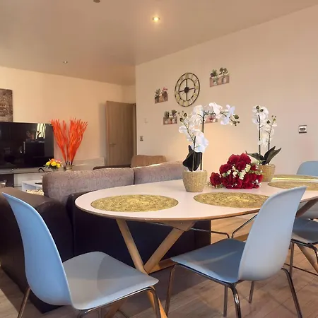 Winter Stays, Pool, Wi-fi, Parking, 3double Beds Bradford (West Yorkshire)