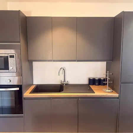 Winter Stays, Pool, Wi-fi, Parking, 3double Beds Bradford (West Yorkshire)